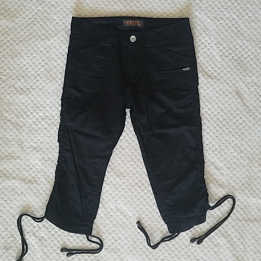 NWOT Crest • Black Capris